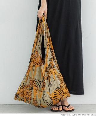 Graphic Printed Pleated Shoulder Bag
